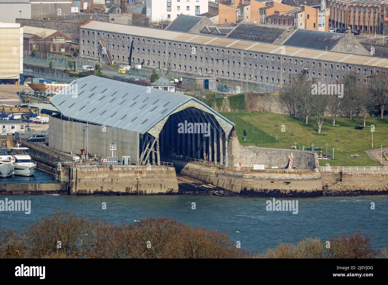 No 1 Slip coperto a Mutton Cove Plymouth. Edificio storico ancora in uso. Si dice che sia il più antico scivolone coperto rimasto nel mondo. Foto Stock