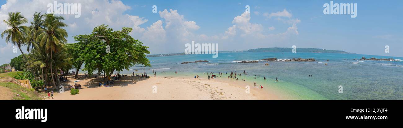 Marzo 3, 2018. Gale Sri Lanka. La gente bagnano nell'oceano. Foto Stock