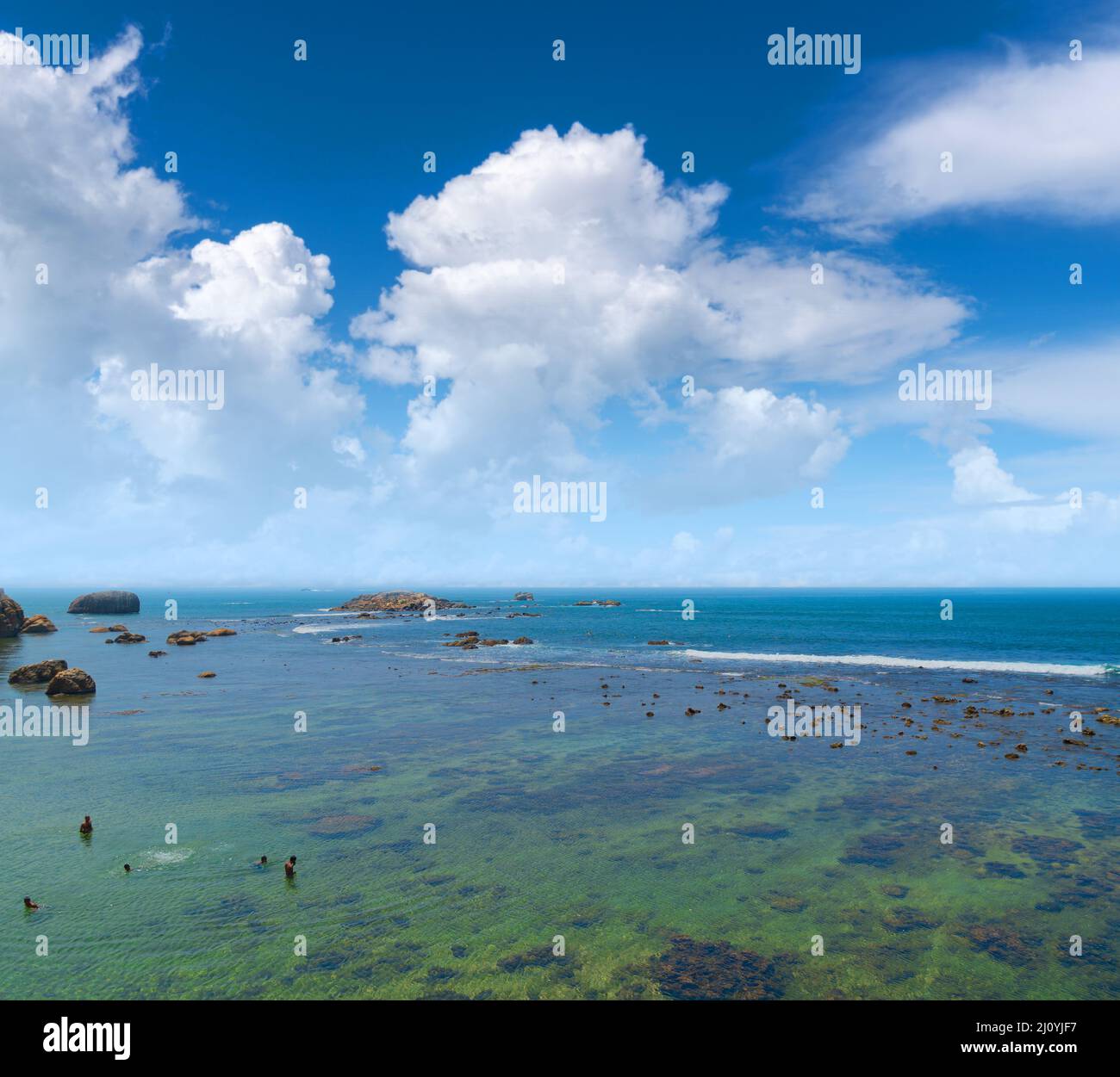 Rocce di grandi dimensioni in mare vicino alla riva. Foto Stock