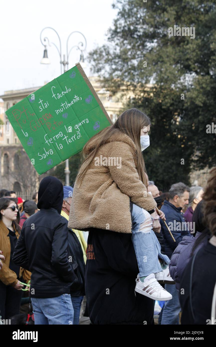 21st marzo 2022 Sit in per la pace - protesta anti-guerra - la gente in Piazza San Giovanni, Roma l'Italia si dimostra contro la guerra Foto Stock