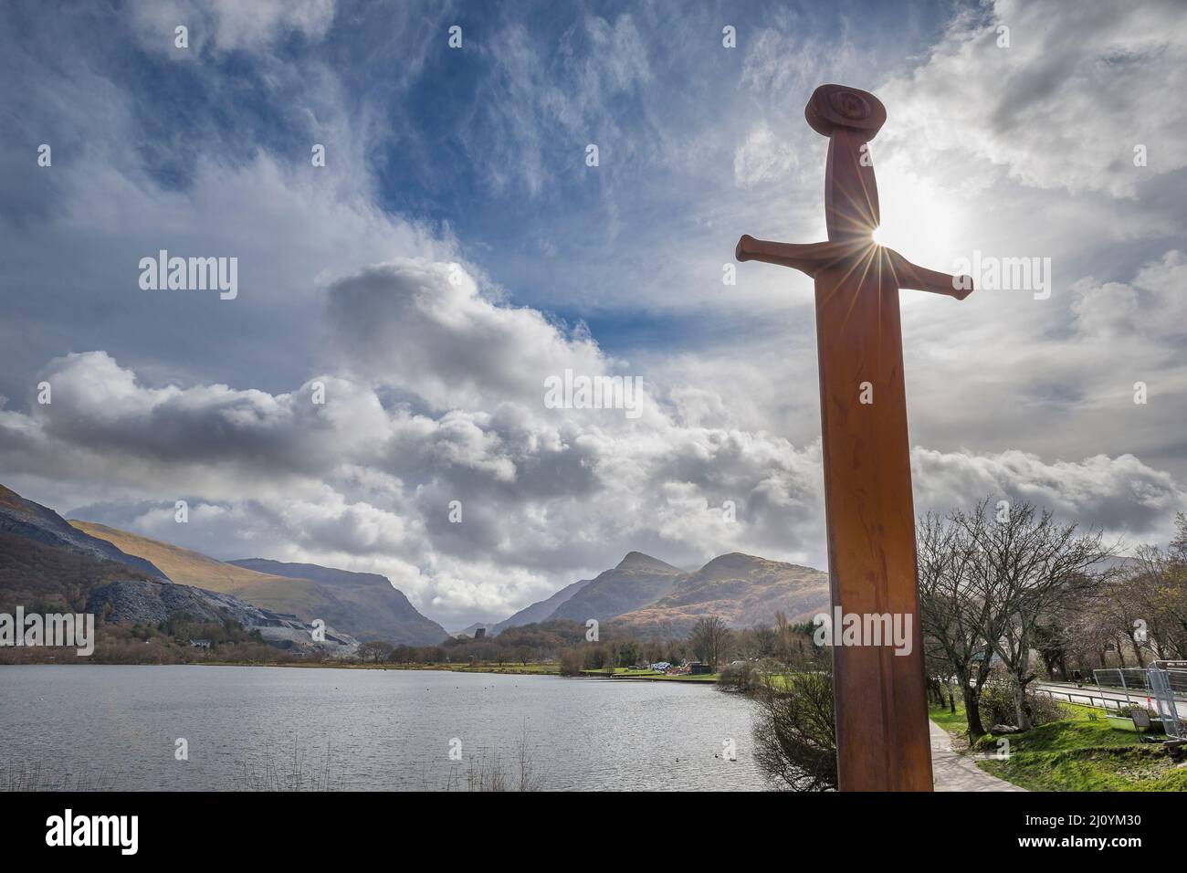 Scultura della spada di Re Artù Excalibur a Llanberis, Snowdonia National Park, Galles del Nord, Regno Unito. Foto Stock