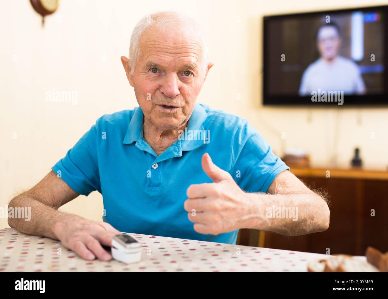 Un uomo seduto alla sua scrivania di casa con carte Foto Stock