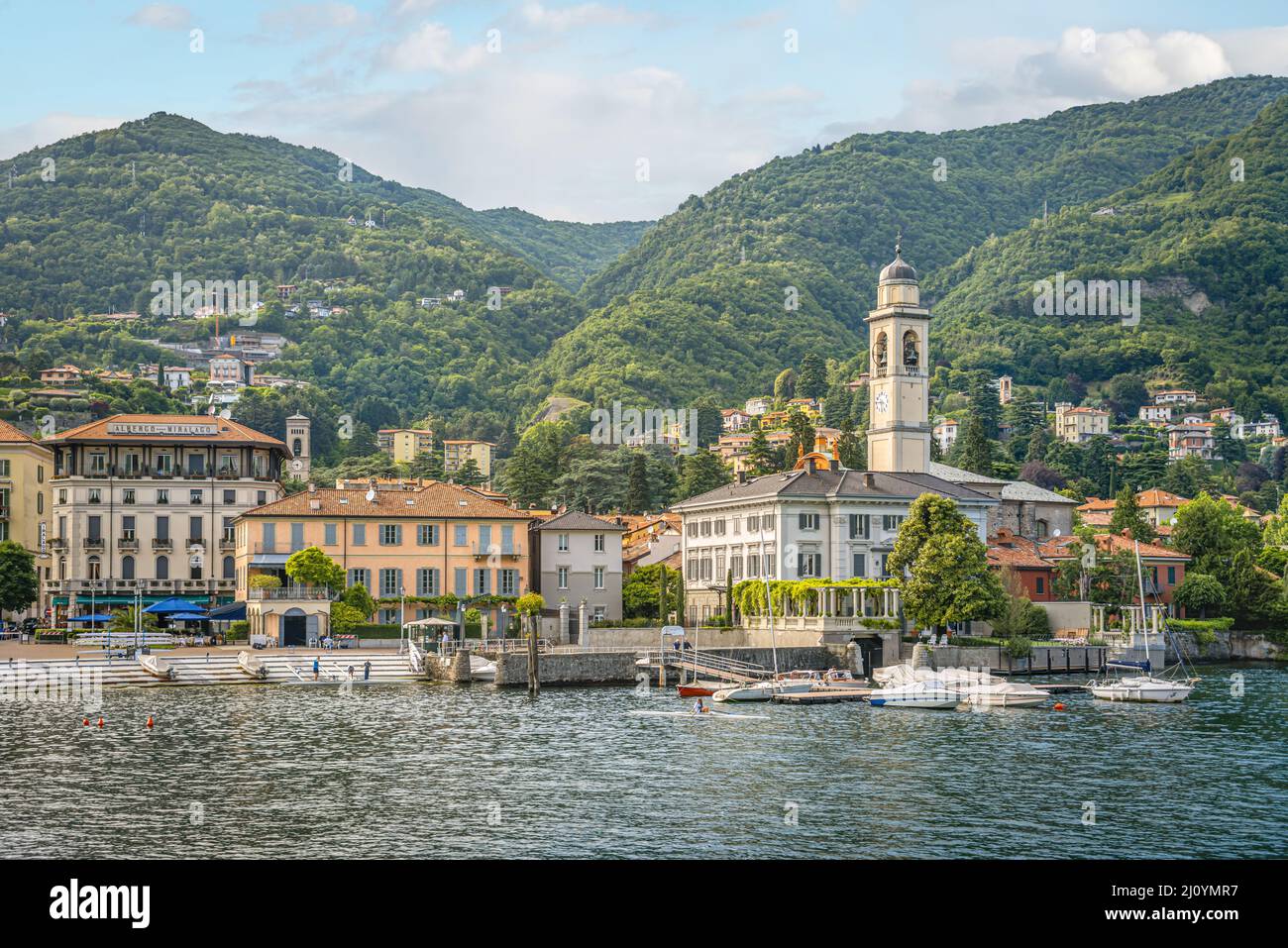 Lungomare di Cernobbio sul Lago di Como visto dal lago, Lombardia, Italia Foto Stock