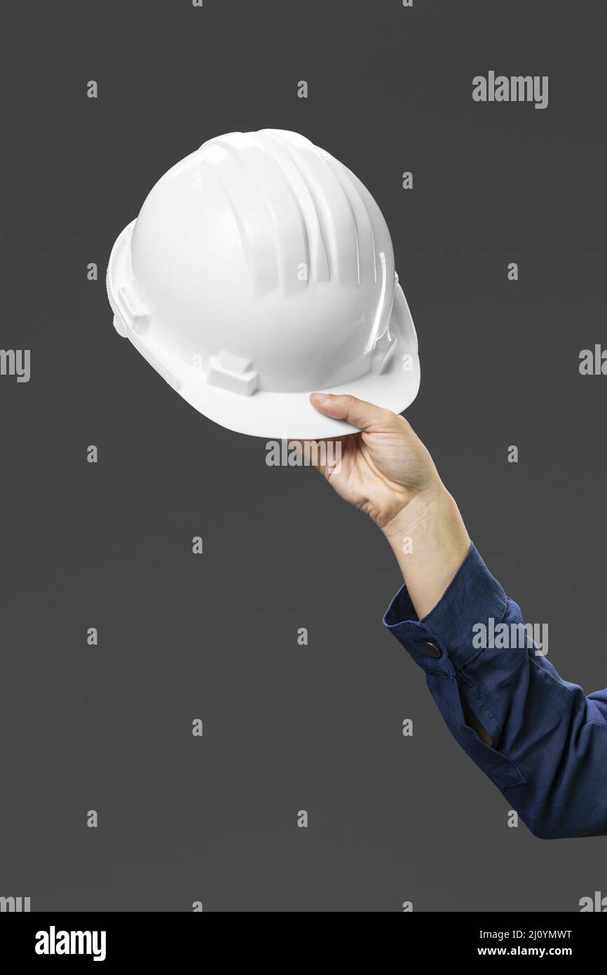 Ritratto ingegnere donna tenendo il casco da vicino. Foto di alta qualità Foto Stock
