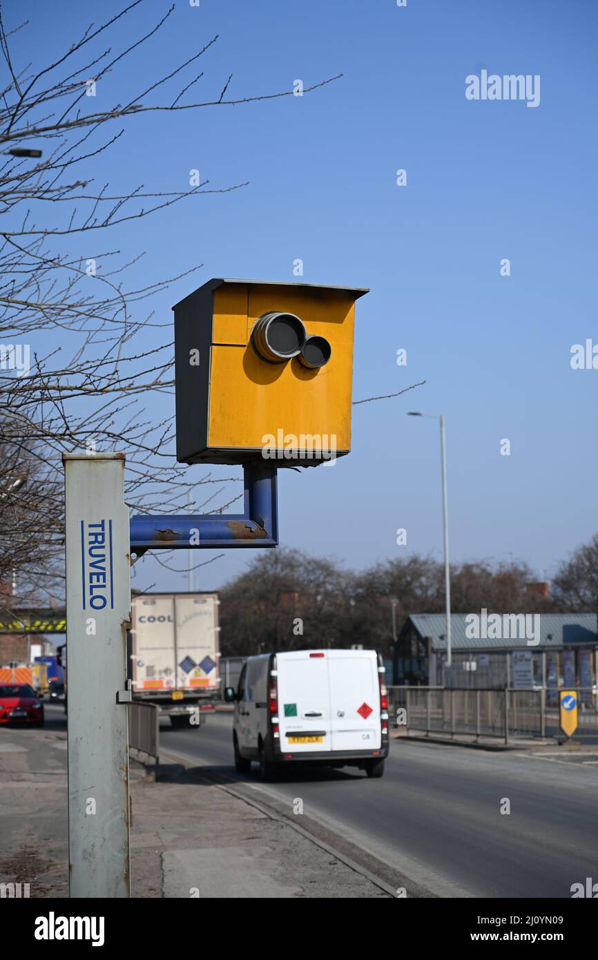 Autovelox, telecamera di rilevamento della velocità del traffico stradale, telecamera di sicurezza fissa, Stoneferry Road, Kingston upon Hull Foto Stock