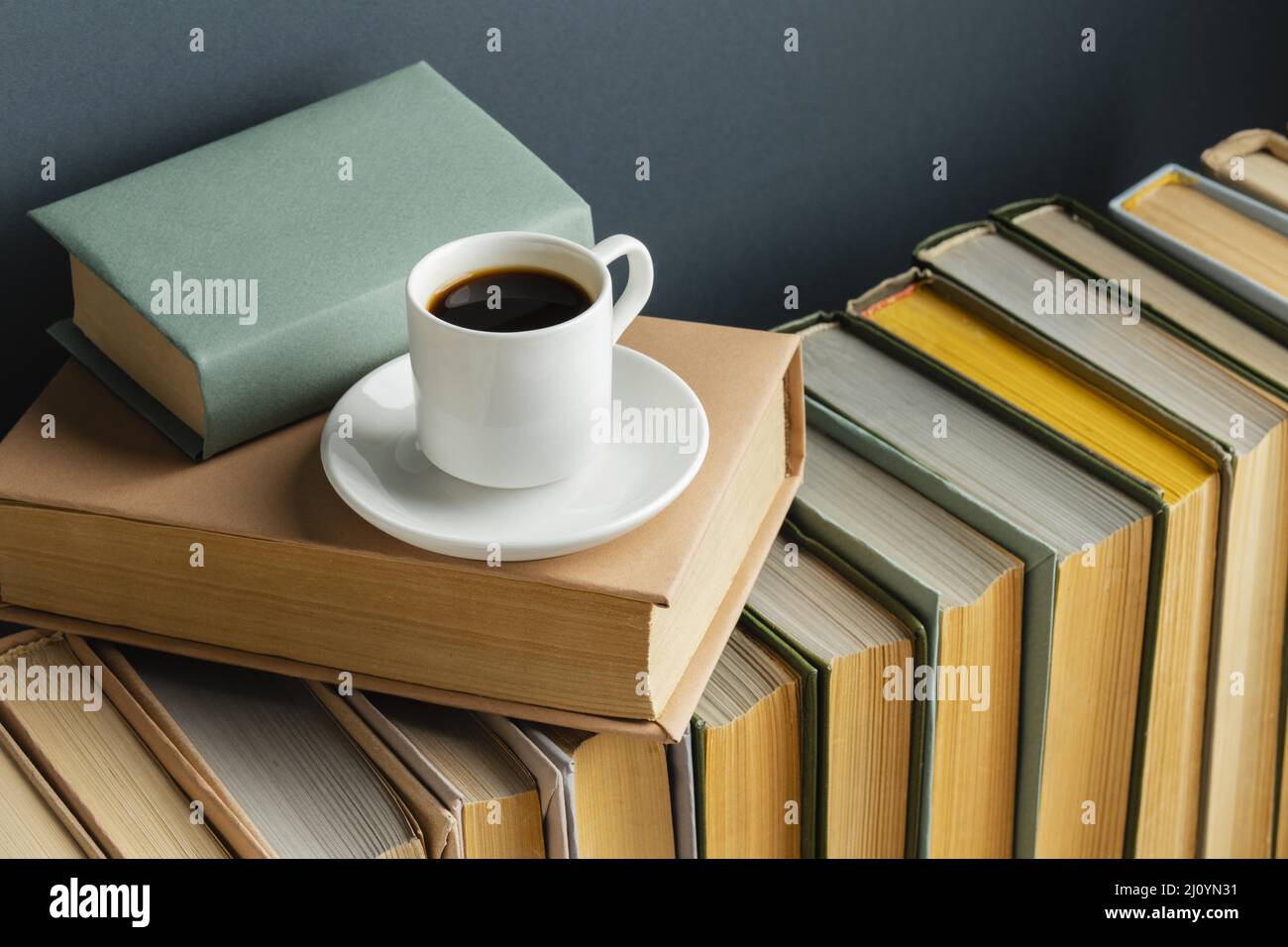 Disposizione creativa con diversi libri caffè. Foto di alta qualità Foto Stock