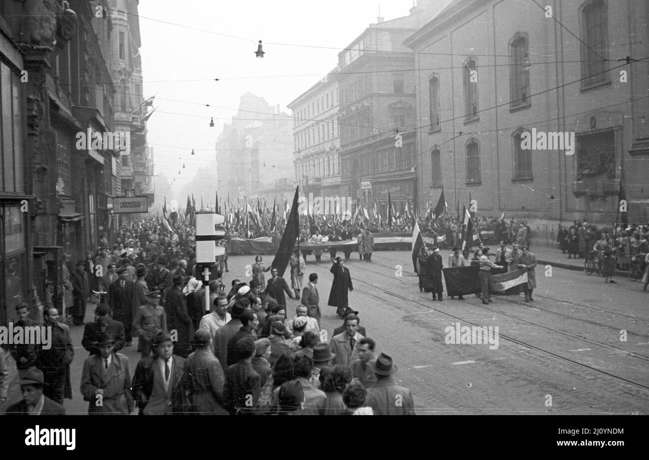 Via Kossuth Lajos vista da Piazza Ferenciek: Manifestanti anti anti-sovietici marciano contro il controllo dell'Ungheria da parte dell'URSS, 25 ottobre 1956. Foto Stock