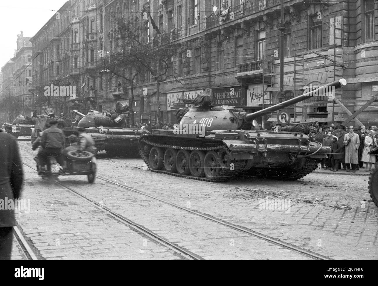 Sovietico T-54s a Budapest durante la soppressione della Rivoluzione Ungherese Foto Stock