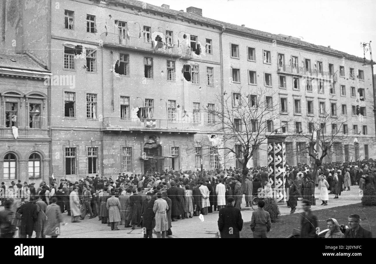 Il quartier generale danneggiato del partito comunista ungherese, a Köztársaság tér, a Budapest durante la rivoluzione ungherese del 1956. Foto Stock