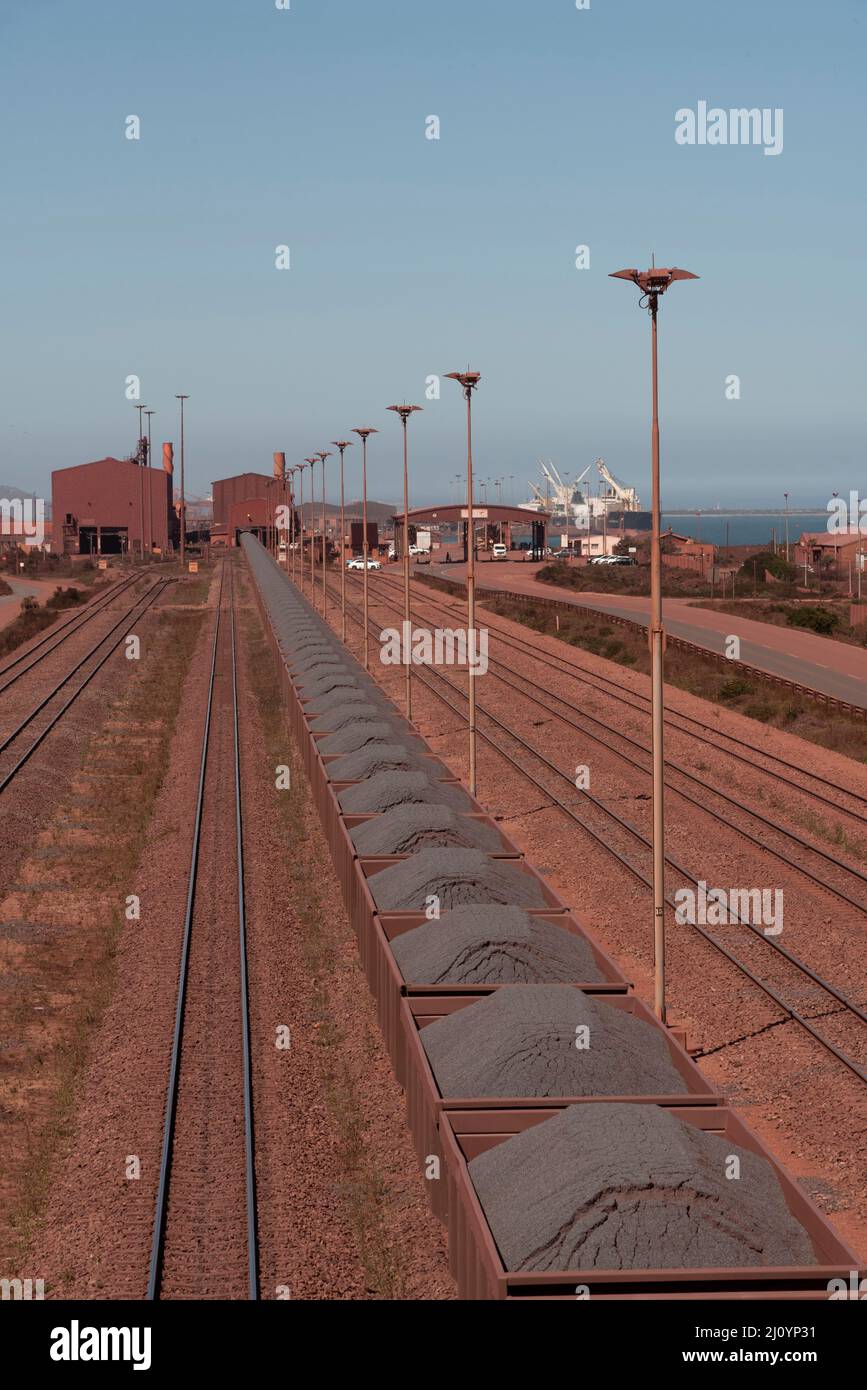 Baia di Saldanha, Costa Occidentale, Sudafrica. 2022. Camion ferroviari che trasportano minerale di ferro da Sishen al terminal di Saldanha Bay sulla costa occidentale del Sudafrica. Foto Stock