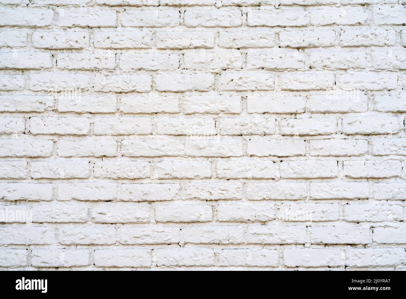 La parete di mattoni è dipinta con vernice bianca. Industria edile. Foto Stock