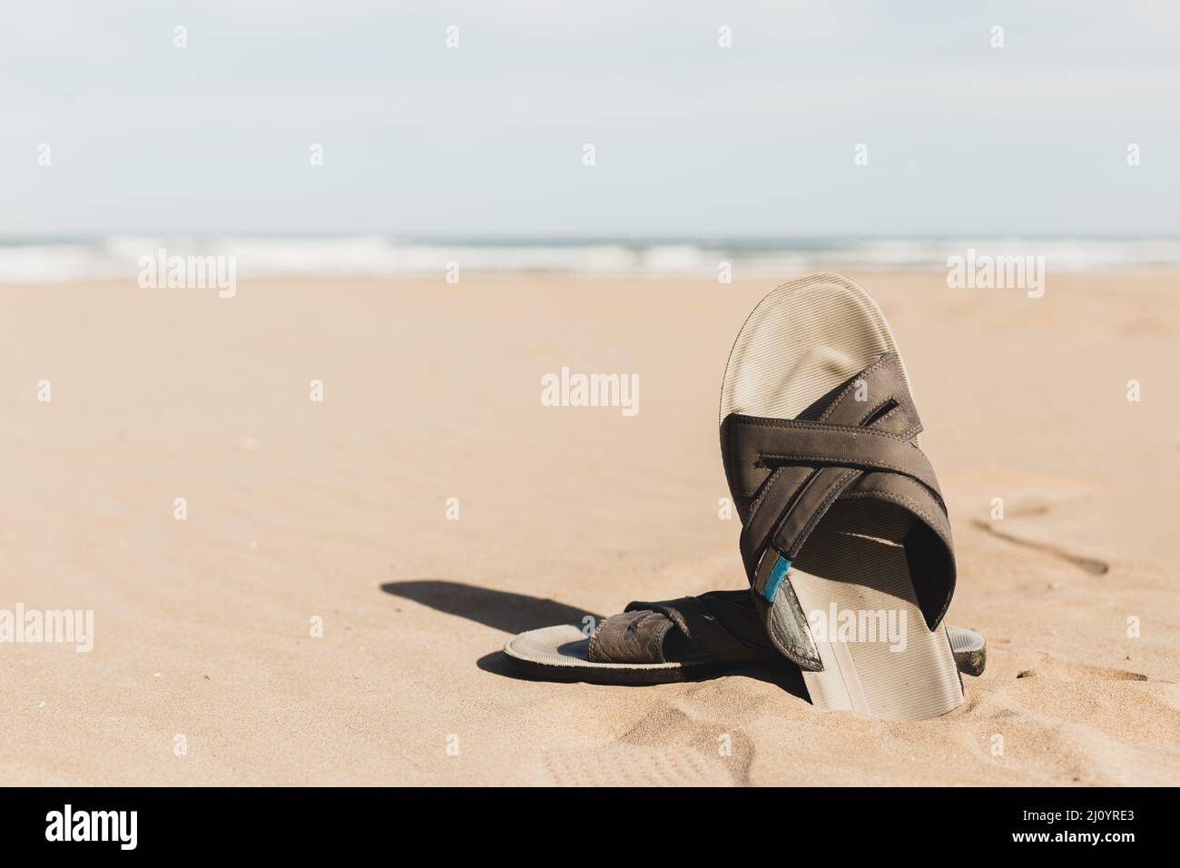 Concetto di spiaggia con sandalo. Foto di alta qualità Foto Stock