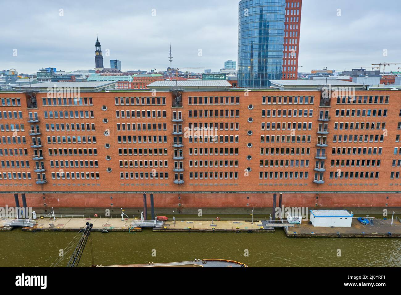 Vista dalla cima dell'Elbphilharmonie degli edifici in mattoni rossi di Amburgo Foto Stock