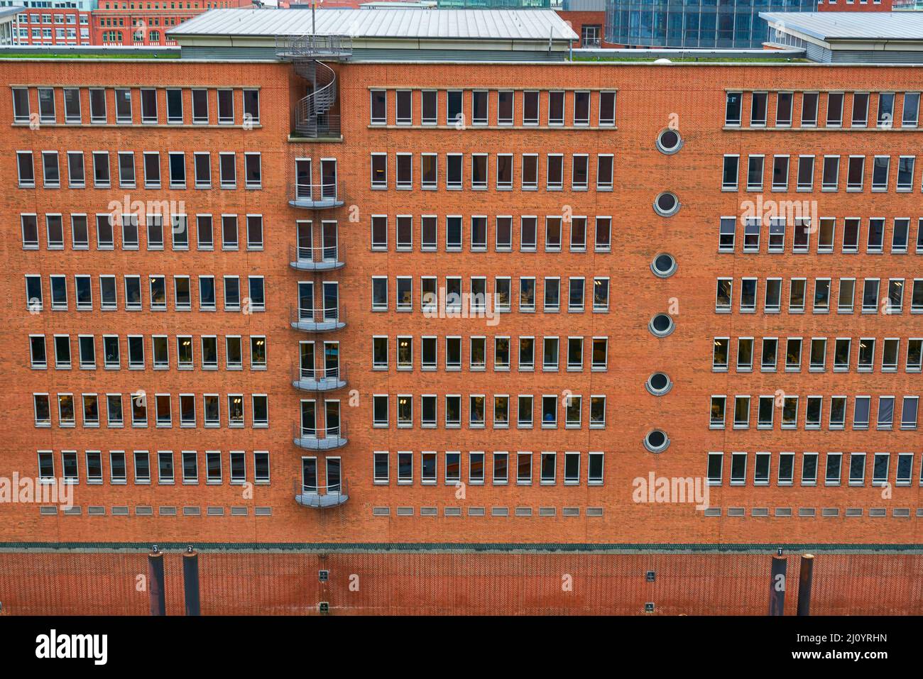 Vista dalla cima dell'Elbphilharmonie degli edifici in mattoni rossi di Amburgo Foto Stock