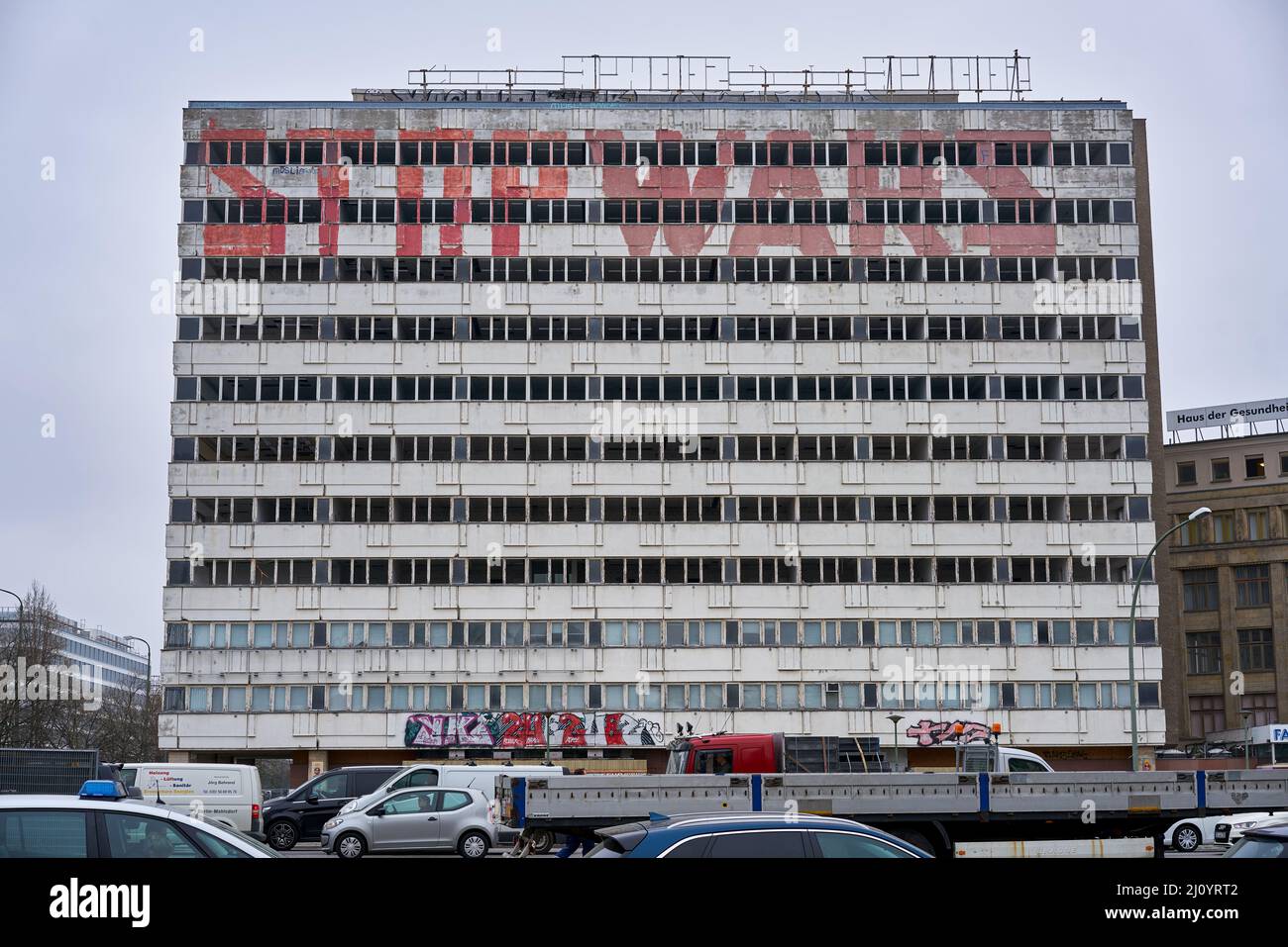 Stop Wars Graffiti su un edificio facciata a Berlino Alexanderplatz Foto Stock