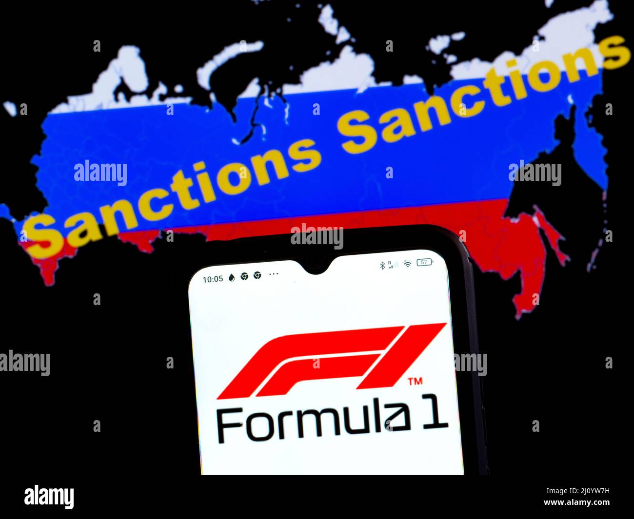 Germania. 21st Mar 2022. In questa illustrazione della foto, il logo di Formula 1 viene visualizzato su uno schermo dello smartphone con una bandiera della Russia sotto forma di una mappa del paese con l'iscrizione di sanzioni. (Credit Image: © Igor Golovniov/SOPA Images via ZUMA Press Wire) Foto Stock