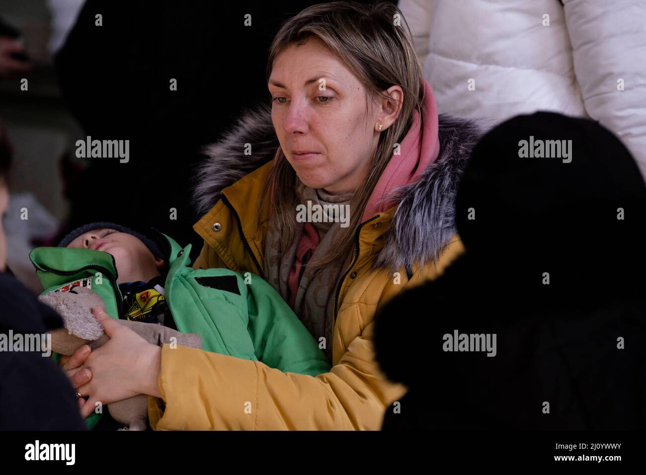 Medyka, Polonia. 21st Mar 2022. Rifugiati ucraini al valico di frontiera di Medyka nella contea di Przemysl, Polonia, il 17 marzo 2022. Tatiana si trova alla stazione ferroviaria di Przemysl, da sola, tenendo stretto il suo bambino, fissando lo spazio, circondato dal caos. Vuole tornare in Ucraina e riunirsi con suo marito, ma sa che non può. Si dirigerà verso Litva. Credit: Abaca Press/Alamy Live News Foto Stock