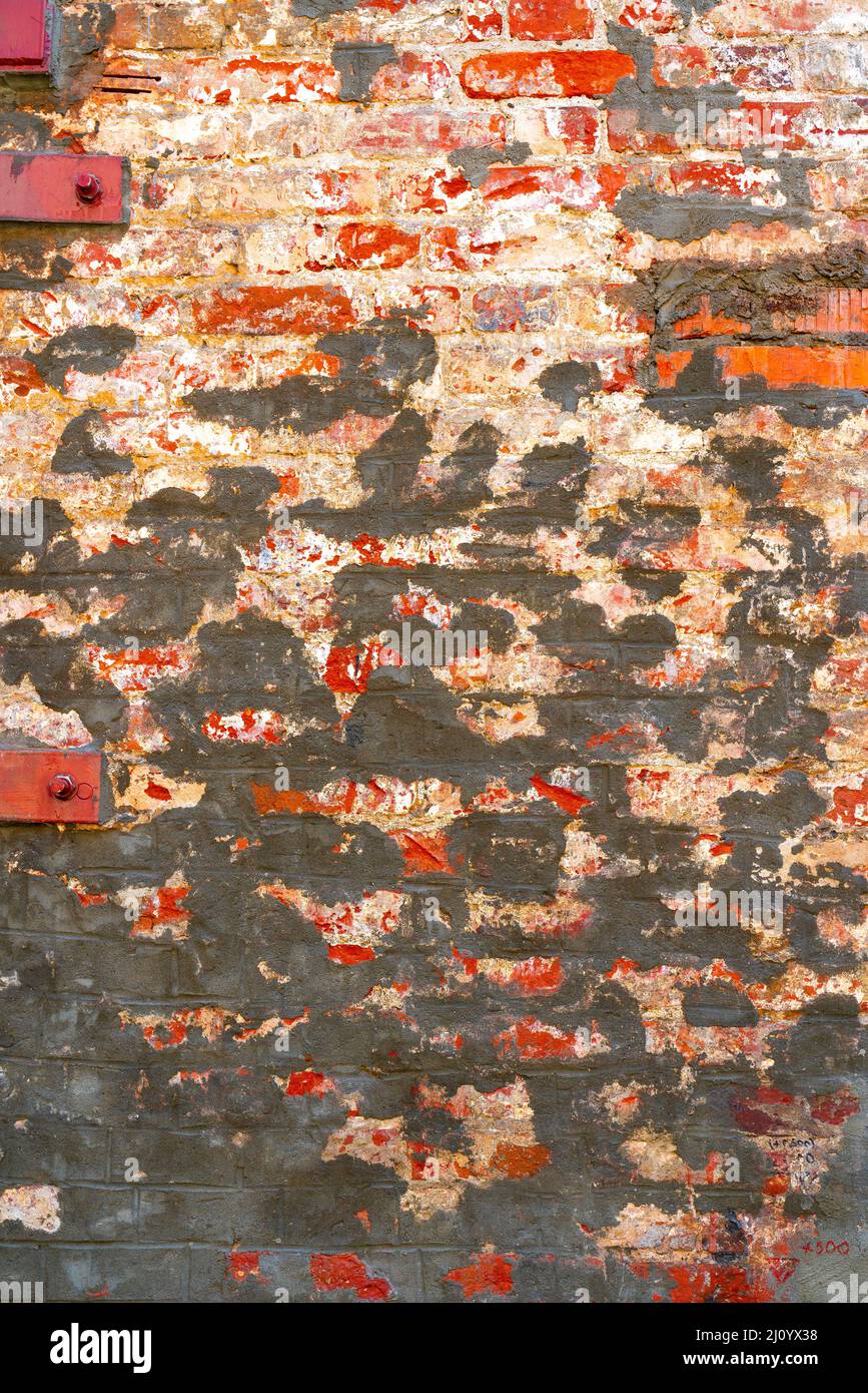 Lo sfondo del vecchio muro di mattoni rossi per interni di design e varie scene o come sfondo per le interviste video. Foto Stock