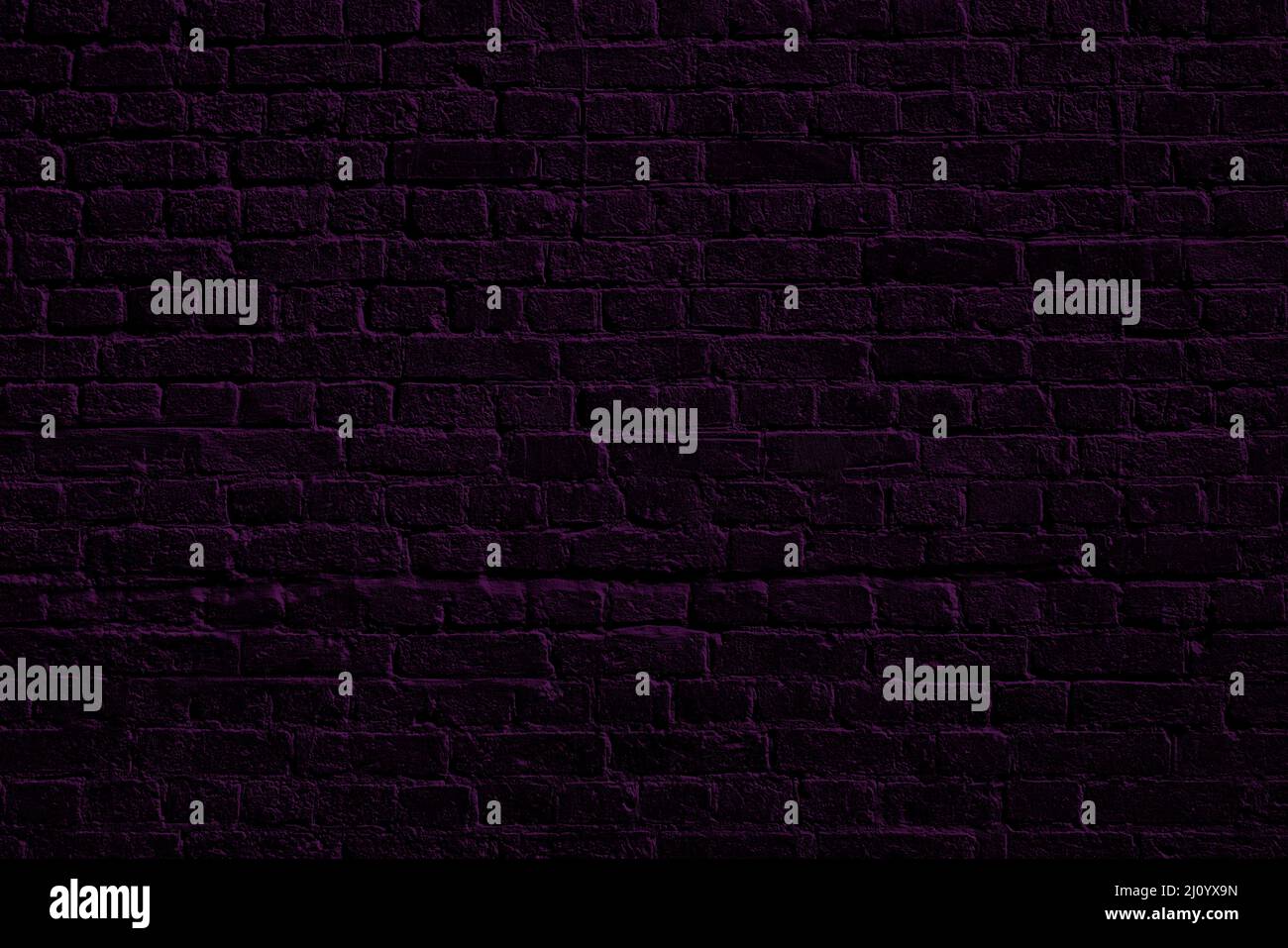 Muro di mattoni violacei. Design interno loft. Vernice viola della facciata. Sfondo architettonico. Foto Stock