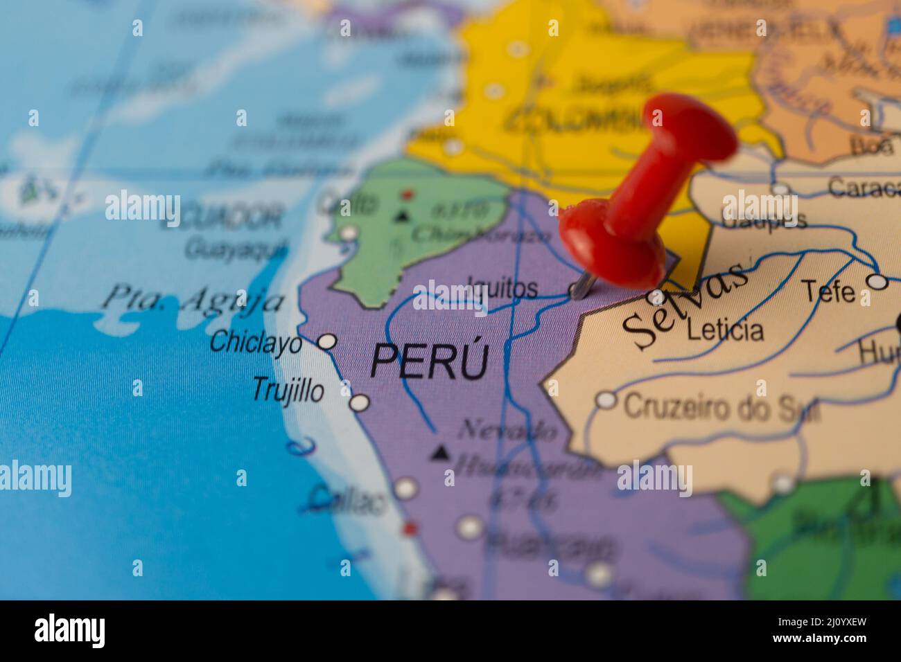 perù segnato sulla mappa con una puntina rossa, destinazione di viaggio, pianificazione. sfondo fuori fuoco Foto Stock