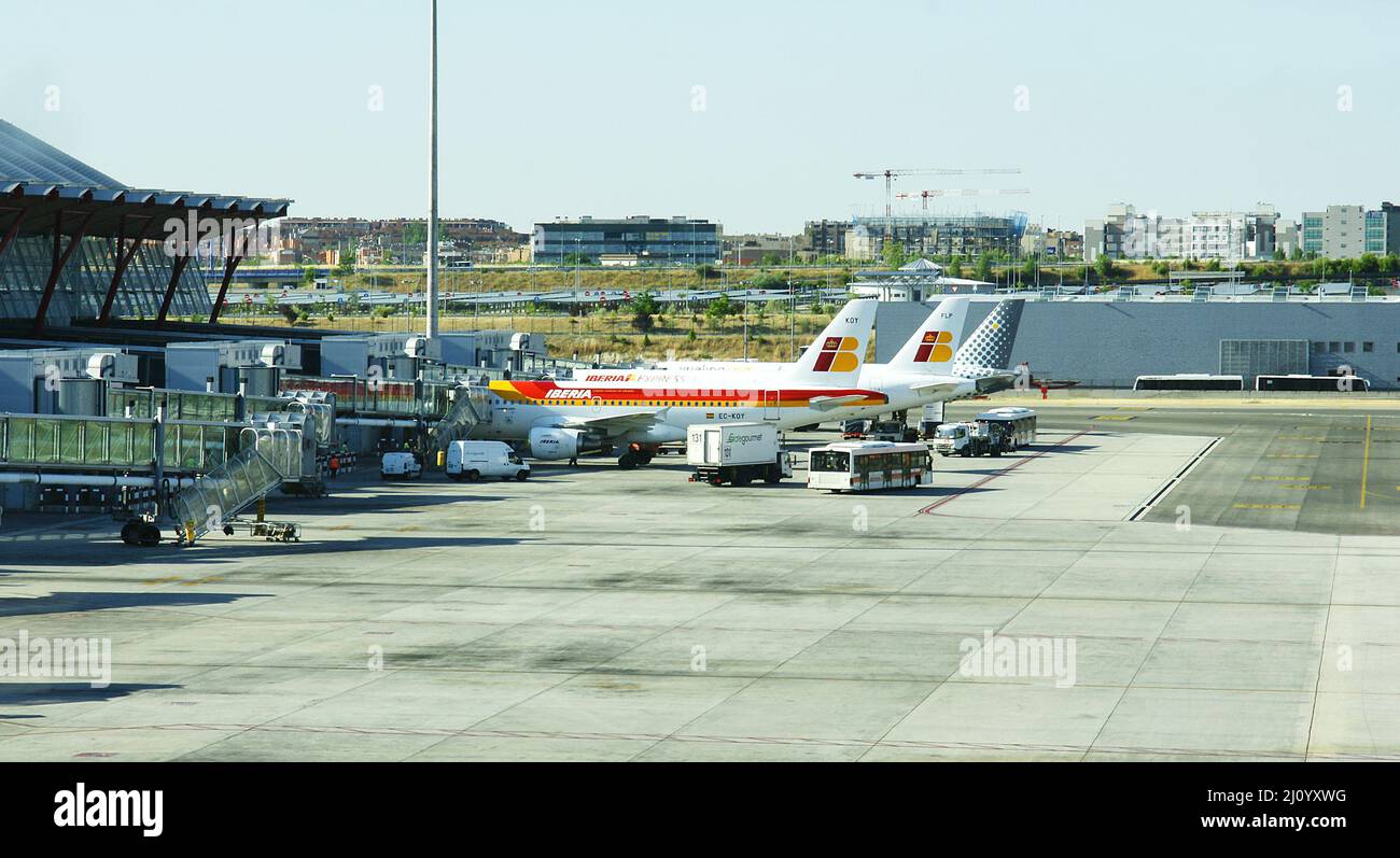 Rifornimento e preparazione di un aereo sulle piste dell'aeroporto Madrid-Barajas T4, Spagna, Europa Foto Stock