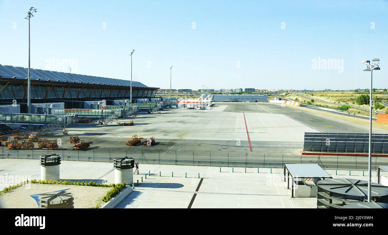 Rifornimento e preparazione di un aereo sulle piste dell'aeroporto Madrid-Barajas T4, Spagna, Europa Foto Stock