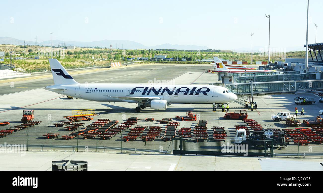 Rifornimento e preparazione di un aereo sulle piste dell'aeroporto Madrid-Barajas T4, Spagna, Europa Foto Stock