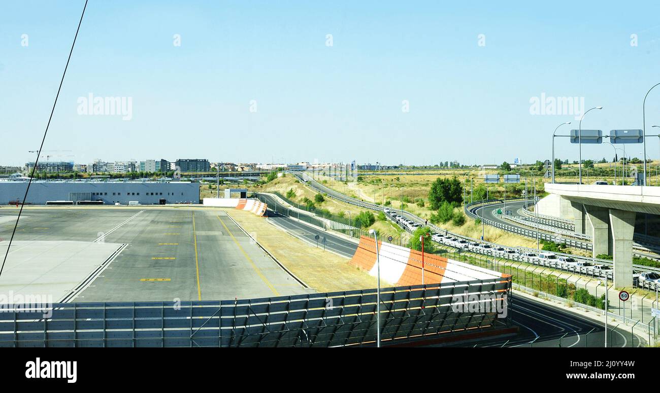 Rifornimento e preparazione di un aereo sulle piste dell'aeroporto Madrid-Barajas T4, Spagna, Europa Foto Stock