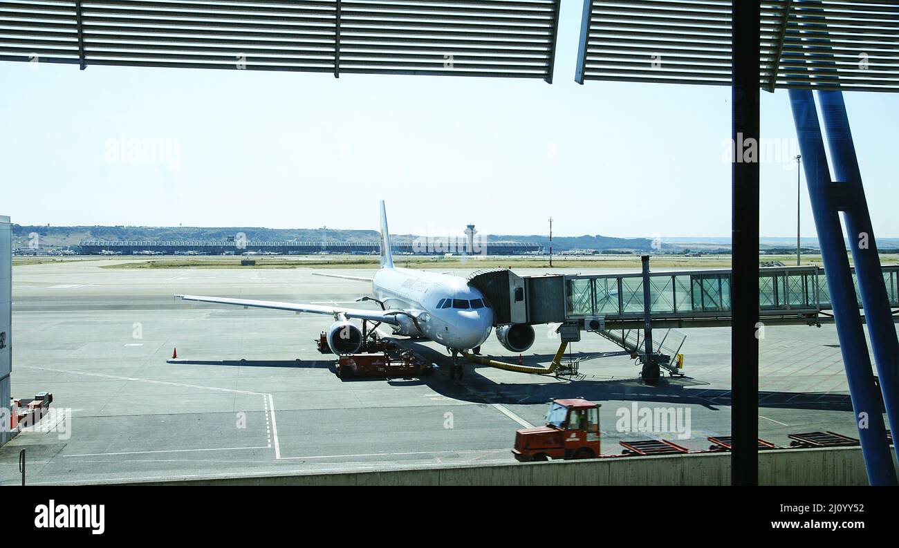 Rifornimento e preparazione di un aereo sulle piste dell'aeroporto Madrid-Barajas T4, Spagna, Europa Foto Stock