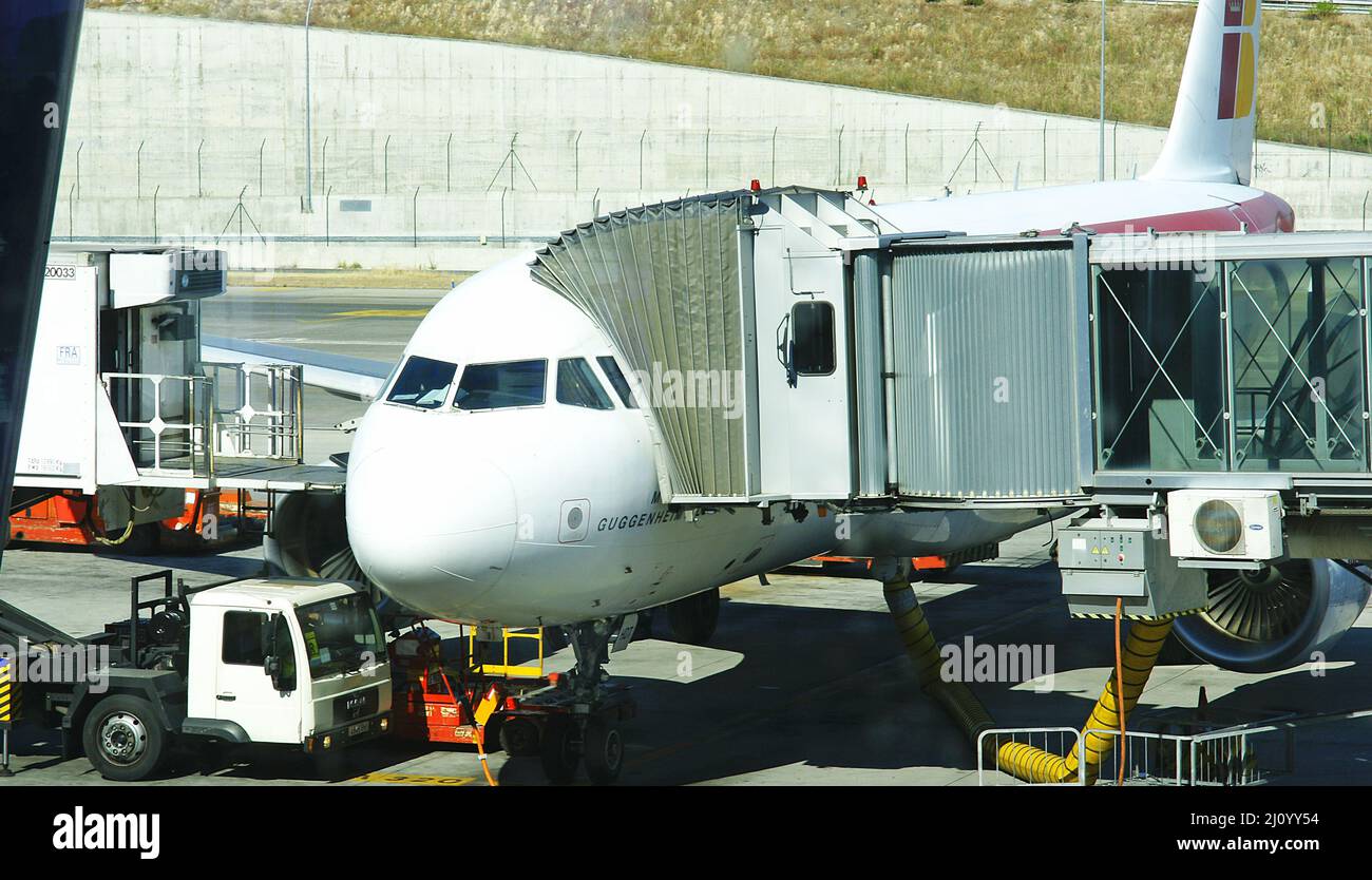 Rifornimento e preparazione di un aereo sulle piste dell'aeroporto Madrid-Barajas T4, Spagna, Europa Foto Stock