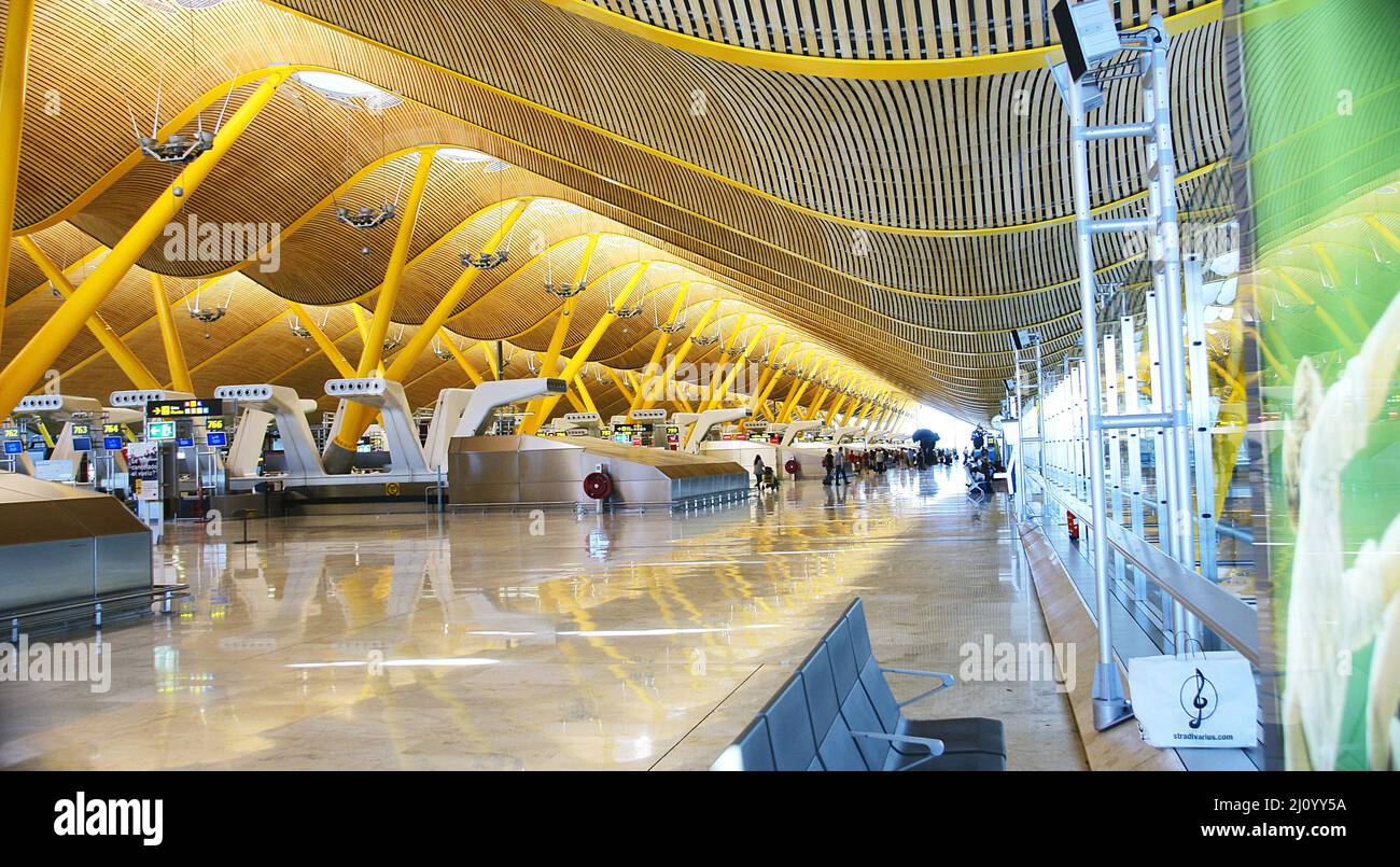 Corridoio interno dell'aeroporto Madrid-Barajas T4, Spagna, Europa Foto Stock