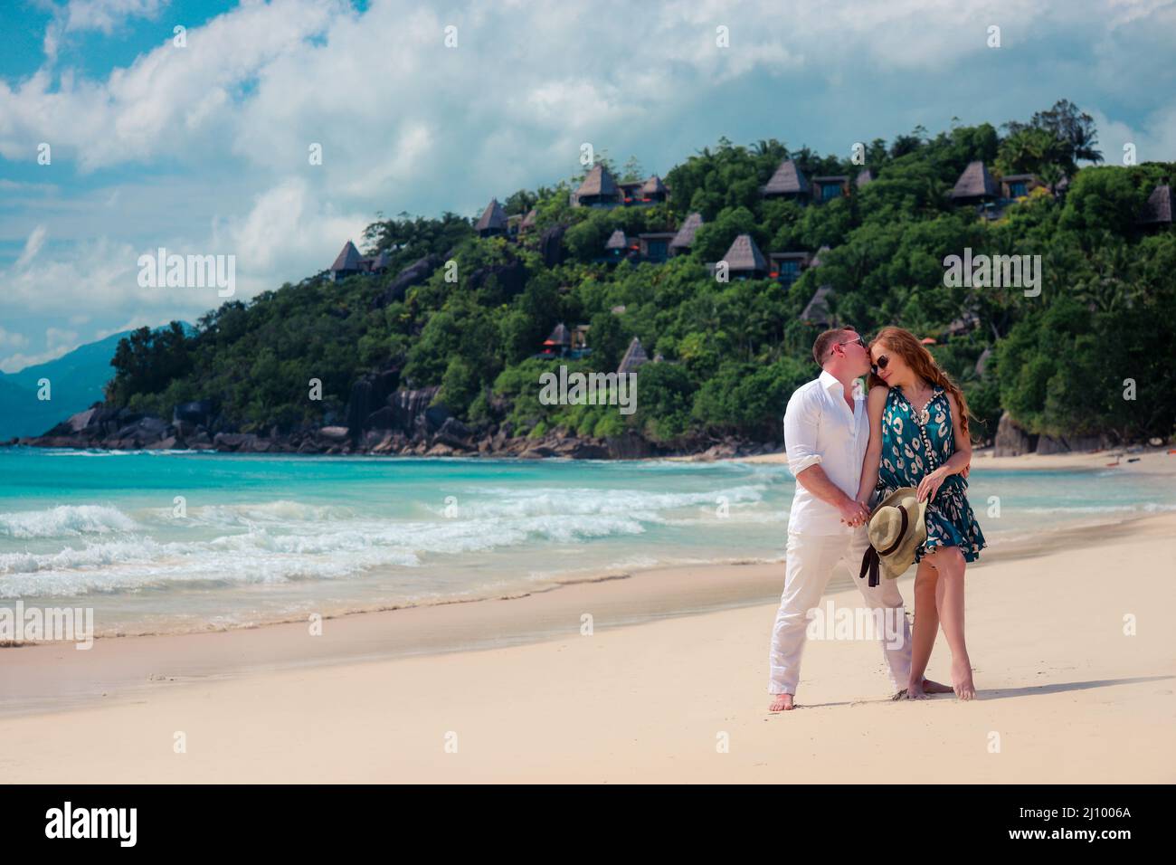 Coppia romantica sul paradiso delle spiagge tropicali delle Seychelles, Mahe Island Foto Stock
