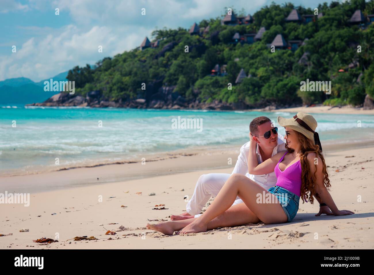 Coppia romantica sul paradiso delle spiagge tropicali delle Seychelles, Mahe Island Foto Stock