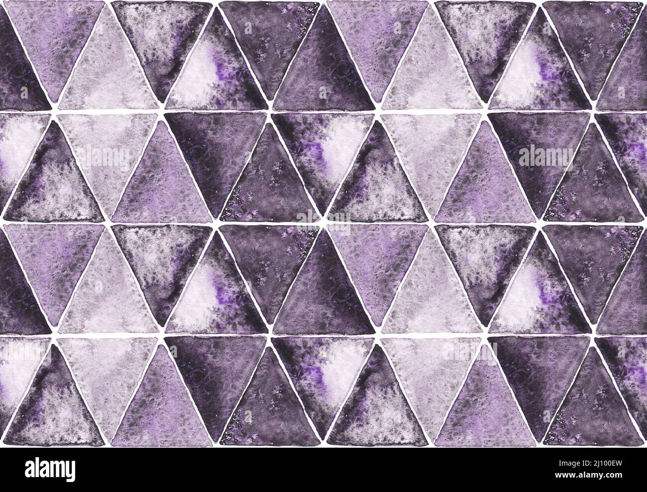 Drammatico disegno geometrico senza giunture di triangoli viola, grunge acquerello vernice sfondo texture con watercolor wet wash e effetto sale Foto Stock