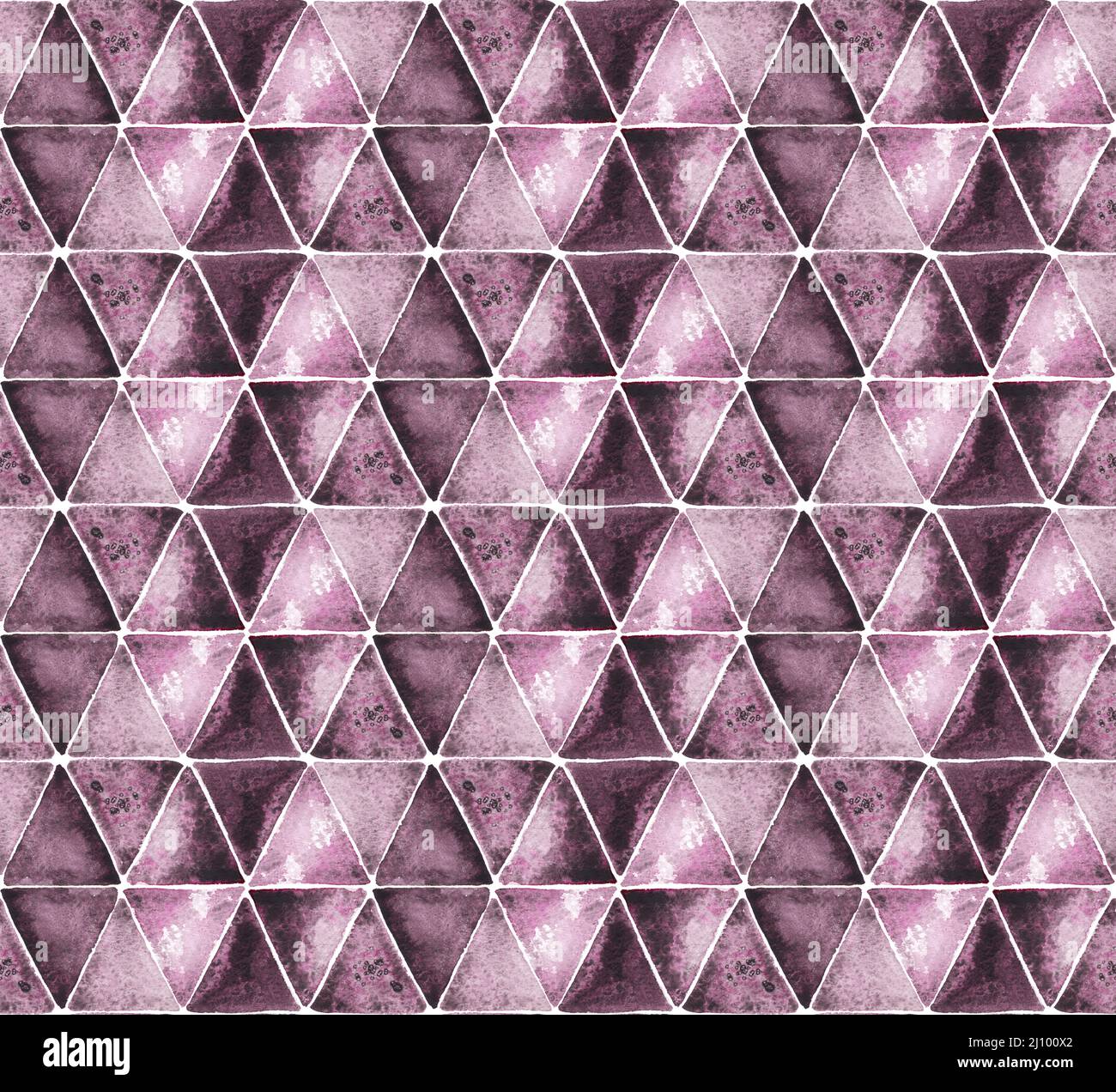 Grunge e sporco geometrico senza giunture motivo di viola borgogna triangoli, viola watercolor vernice sfondo texture con watercolor wet wash e sale Foto Stock