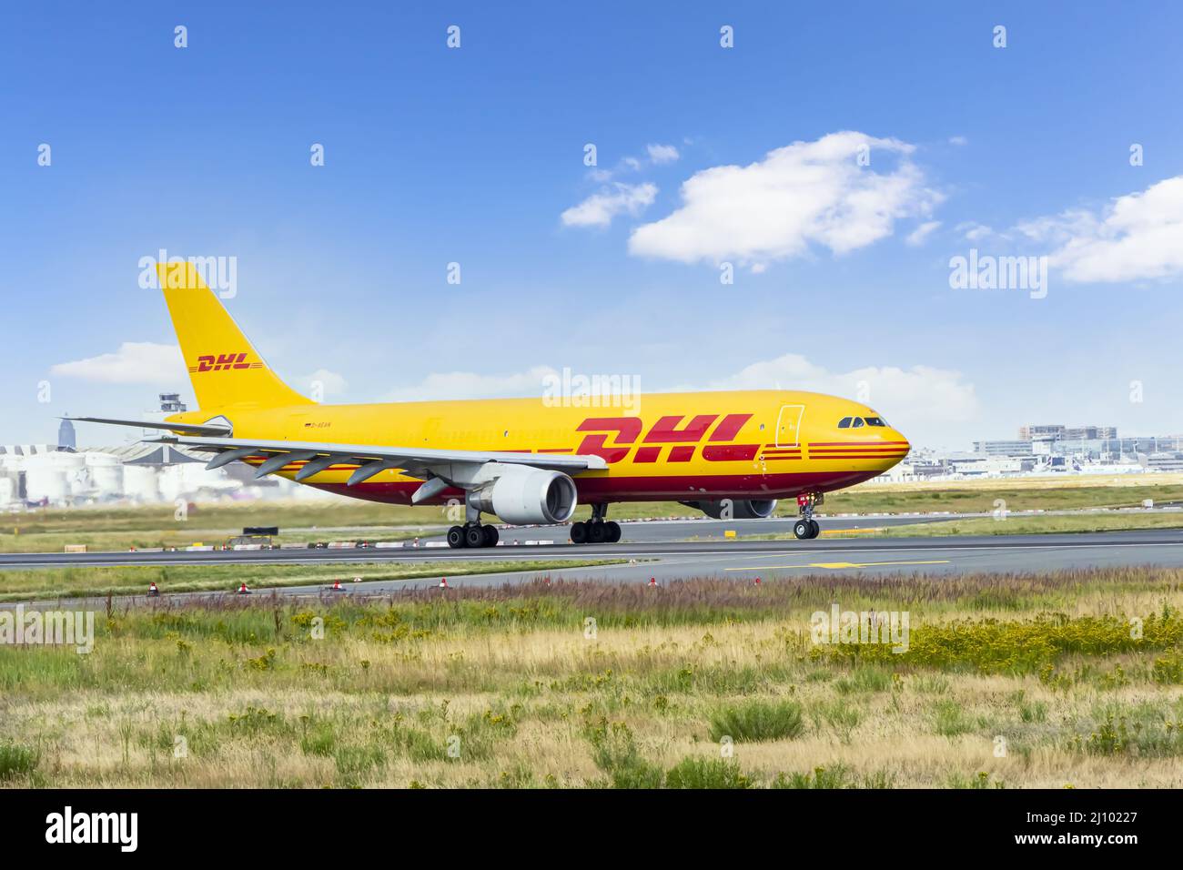 DHL Cargo aereo prima di decollo aeroporto di Francoforte, Germania Foto Stock