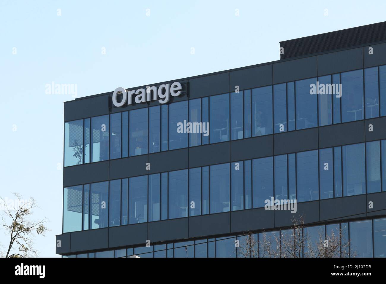 Logo sulla sede centrale di Orange S.A. a Poznan, Polonia. Società di telecomunicazioni. Foto Stock