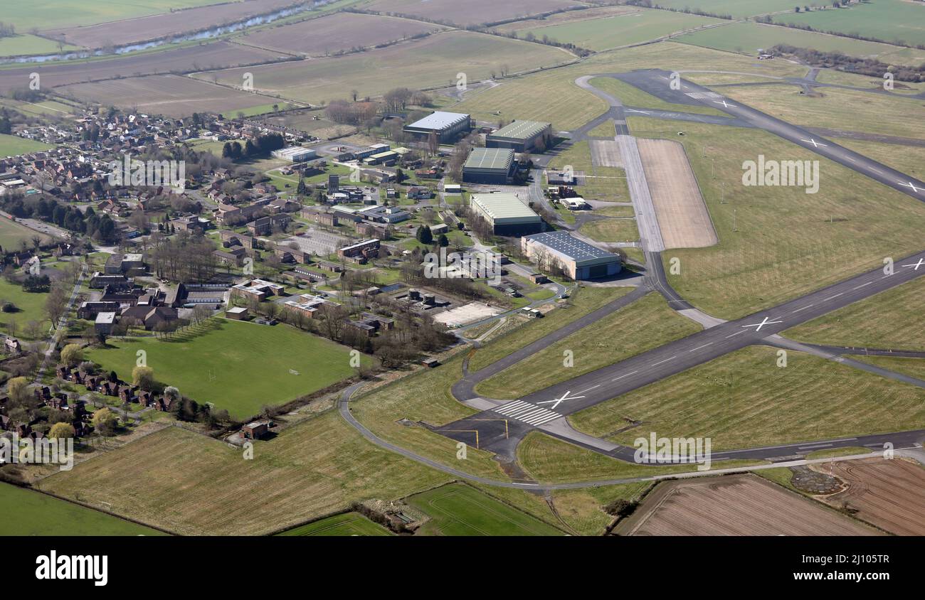 Vista aerea di RAF Linton-on-Ouse, base dell'aeronautica - ora chiusa, vicino York, Yorkshire del Nord Foto Stock