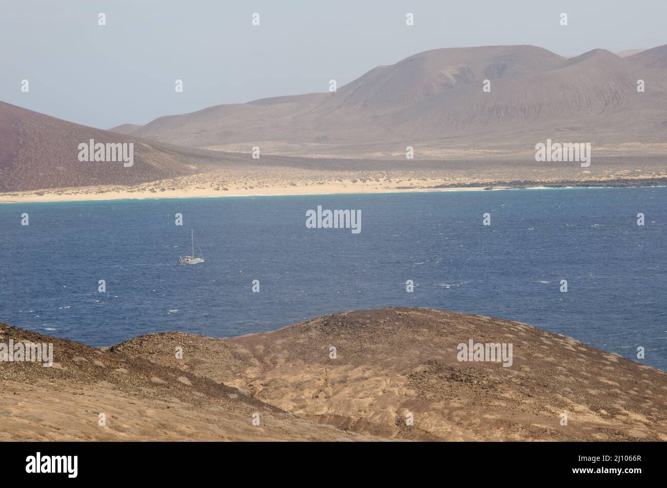 Barca a vela tra Montana Clara e la Graciosa. Arcipelago Chinijo Parco Naturale. Isole Canarie. Spagna. Foto Stock