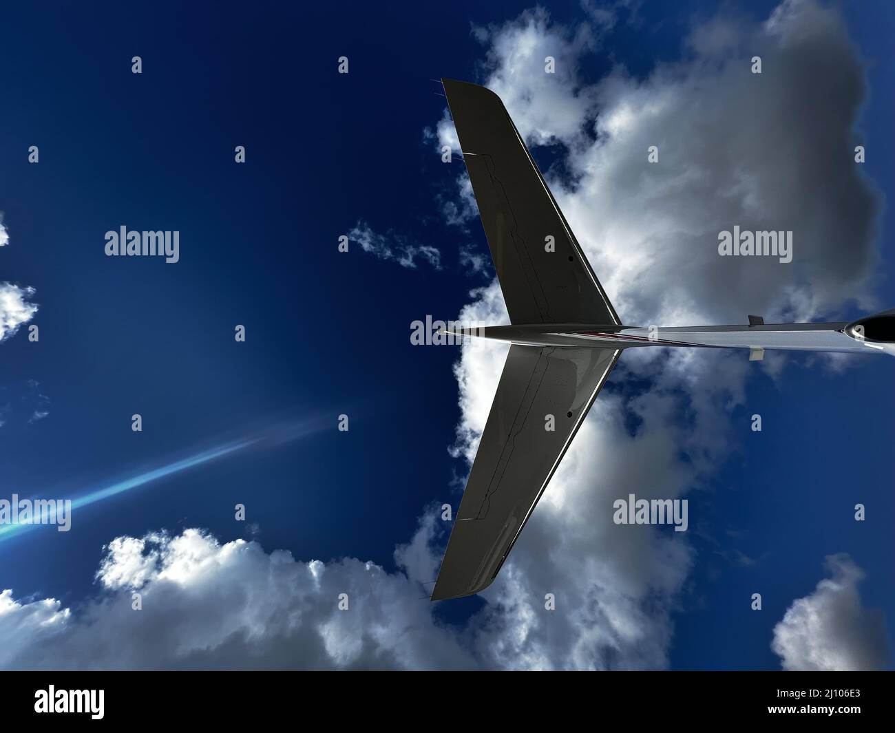 Colpo verticale di una coda dell'aeroplano contro il cielo senza nuvole Foto Stock
