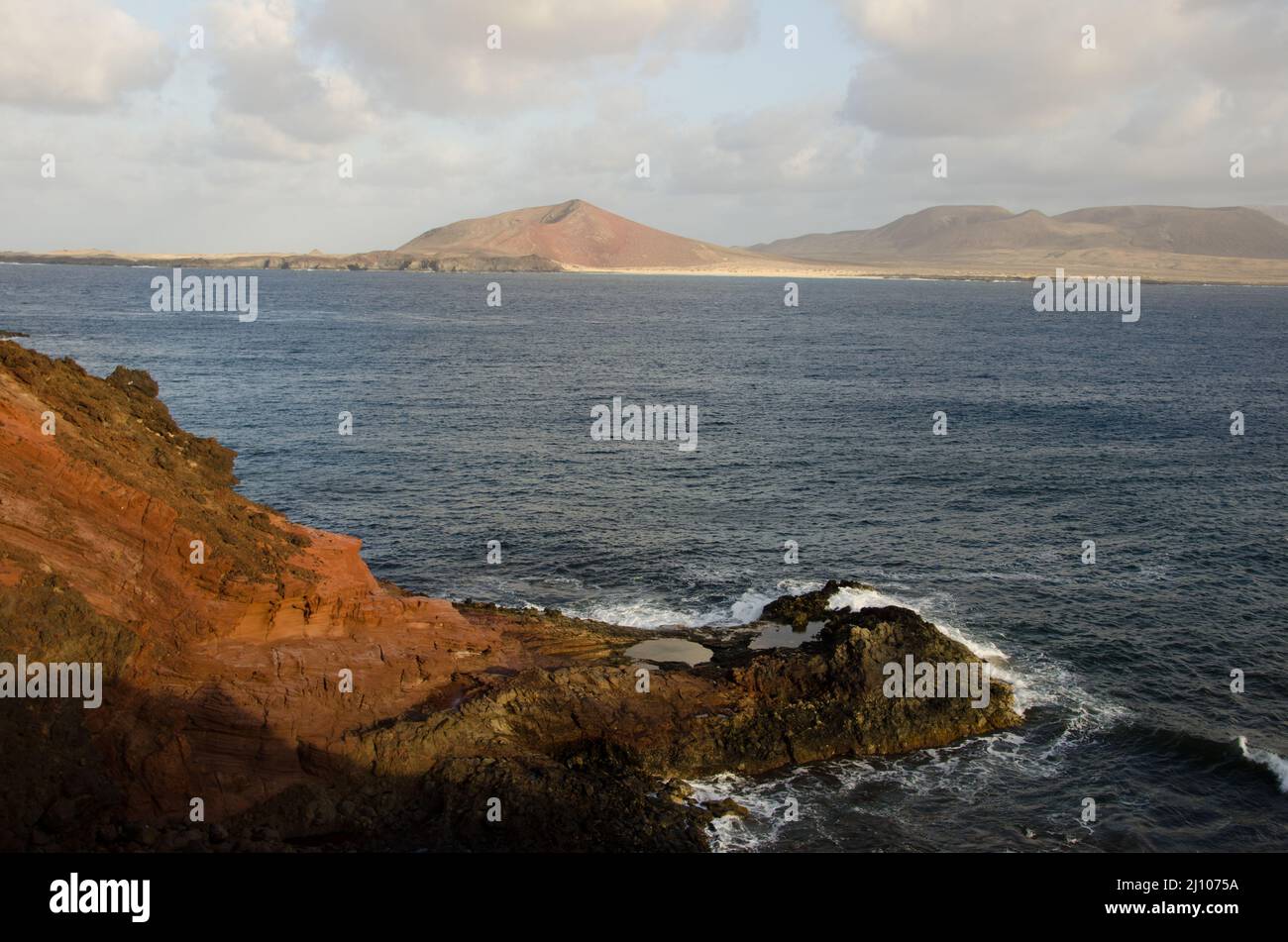 A sud del Montana Clara e a nord-ovest di la Graciosa. Arcipelago Chinijo Parco Naturale. Isole Canarie. Spagna. Foto Stock