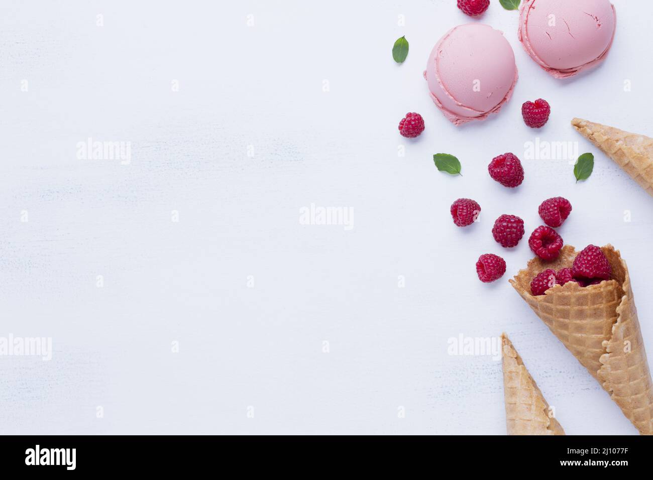 Vista dall'alto gelato al gusto di lamponi Foto Stock