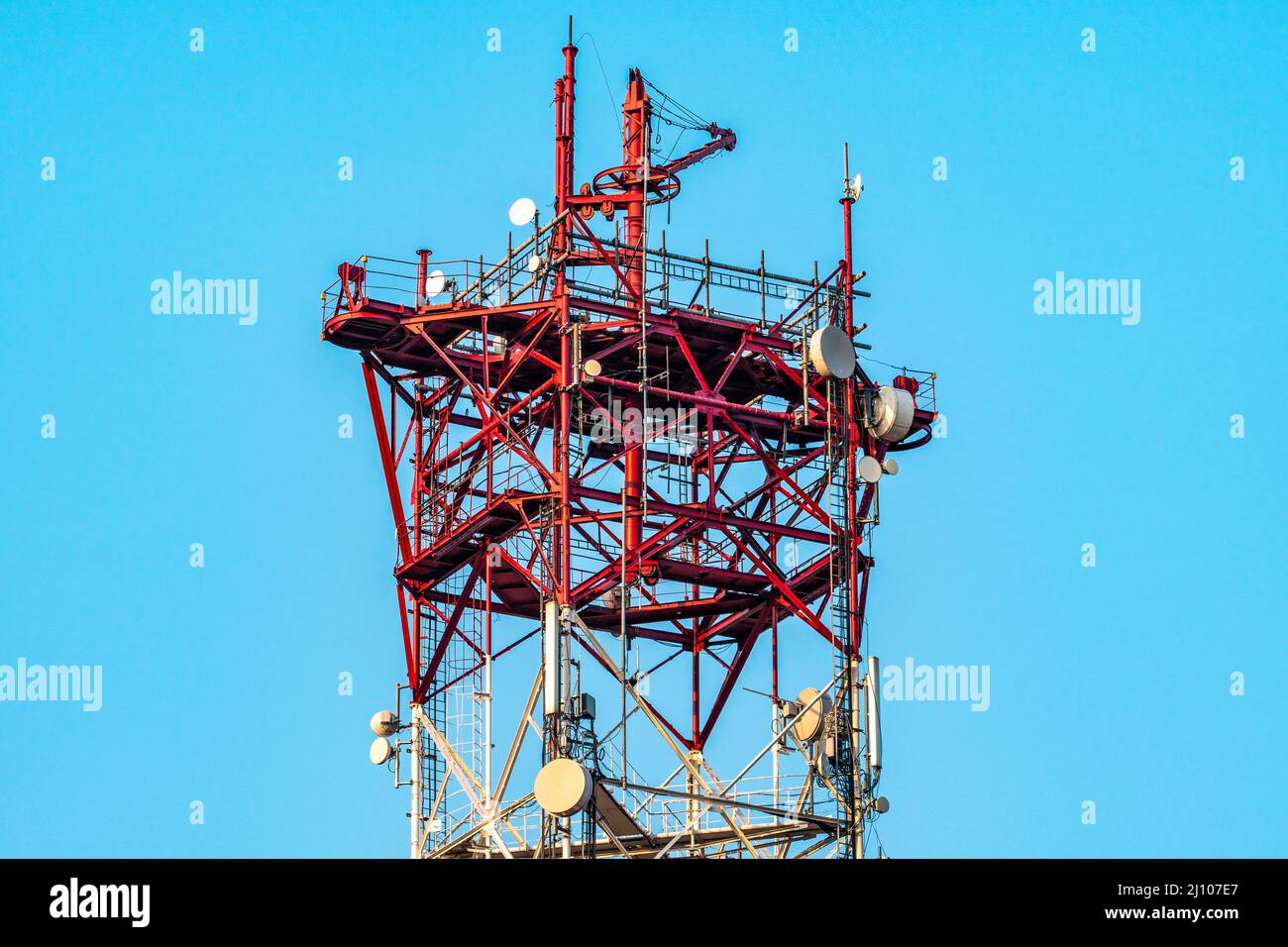 Antenne cellulari 3G, 4G e 5G. Stazione ricetrasmettitore di base. Torre per telecomunicazioni. Trasmettitori per antenne di comunicazione wireless. Foto Stock