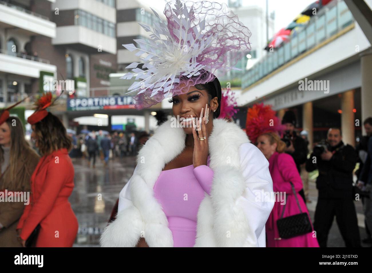 Lystra Adams dalla famiglia reale di Cheshire ITV programma giorno 2, corse al festival della tazza d'oro di Cheltenham all'ippodromo di Cheltenham. LAD Foto Stock