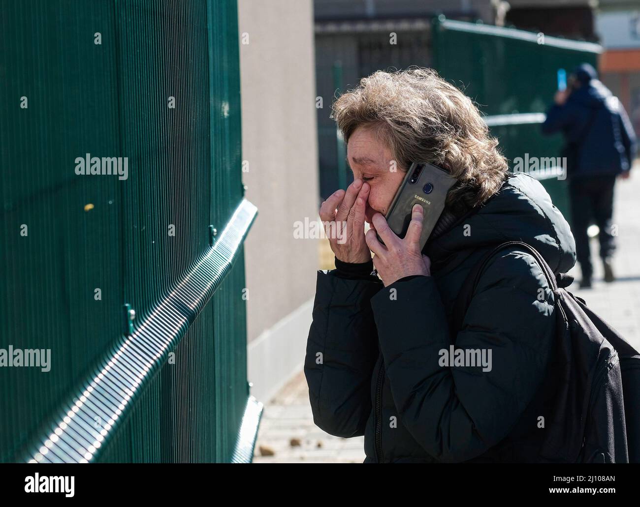 Kiev, Ucraina. 21st Mar 2021. Una donna piange mentre al telefono vicino a edifici di appartamenti a meno di 400 metri dal centro commerciale che è stato colpito da un missile russo a tarda notte. Un missile russo distrusse il centro commerciale nel distretto di Podilsky di Kyiv uccidendo almeno 4. Podil e altre aree nel nord-ovest di Kyiv sono stati il bersaglio di molti missili e fuoco di artiglieria a Kyiv. Credit: SOPA Images Limited/Alamy Live News Foto Stock