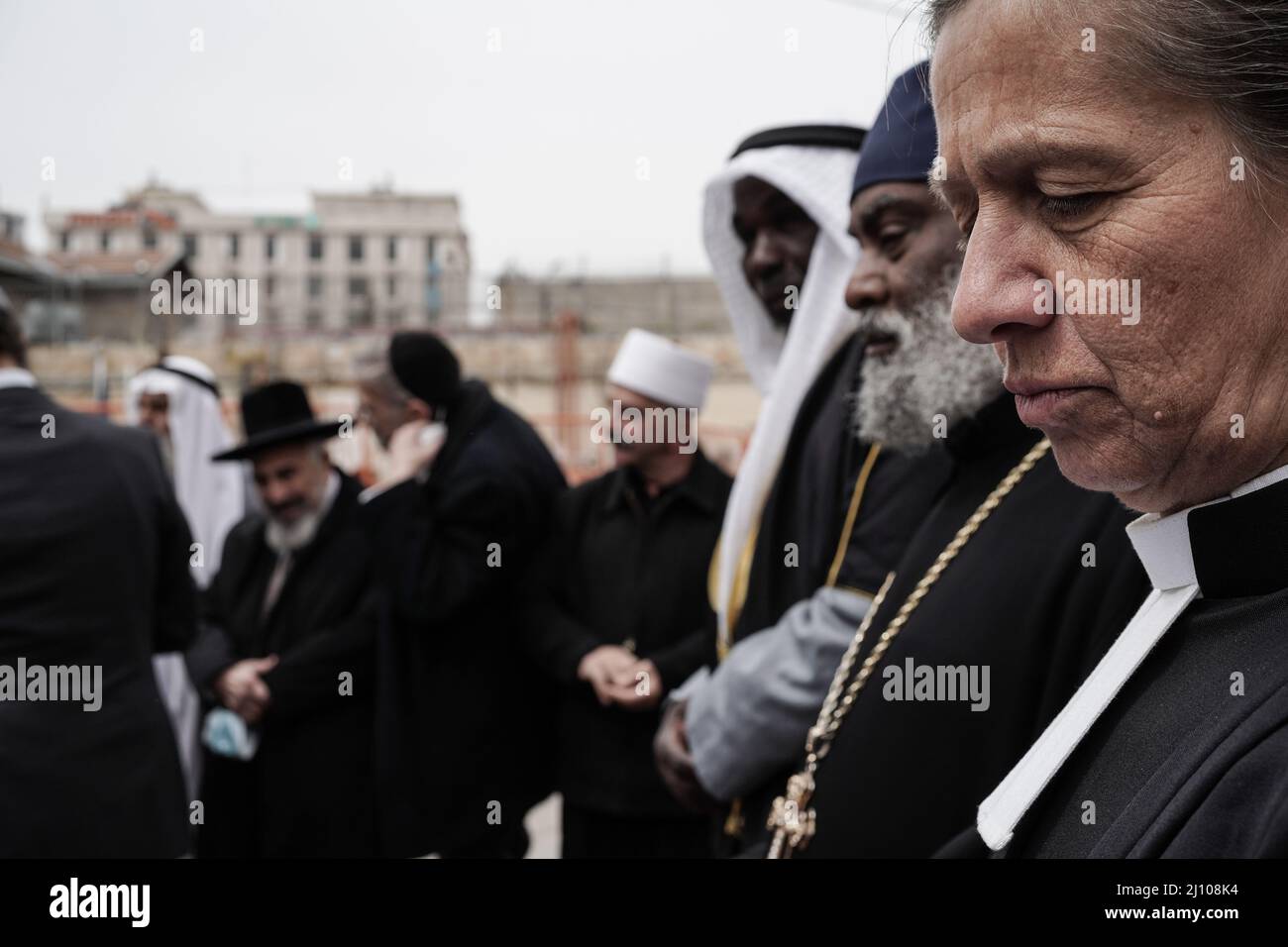 Gerusalemme, Israele. 21st Mar 2022. I leader religiosi cristiani, ebrei, musulmani e druze si riuniscono per chiedere pubblicamente la pace in Ucraina in Piazza Moskva a Gerusalemme. Questo incontro segue la consegna di una lettera interreligiosa al Patriarca russo ortodosso Kirill, che lo invita a parlare con il Presidente Putin per cercare la pace. La lettera è stata firmata da 150 Gerusalemme e da leader religiosi e clero globali. Credit: NIR Alon/Alamy Live News Foto Stock