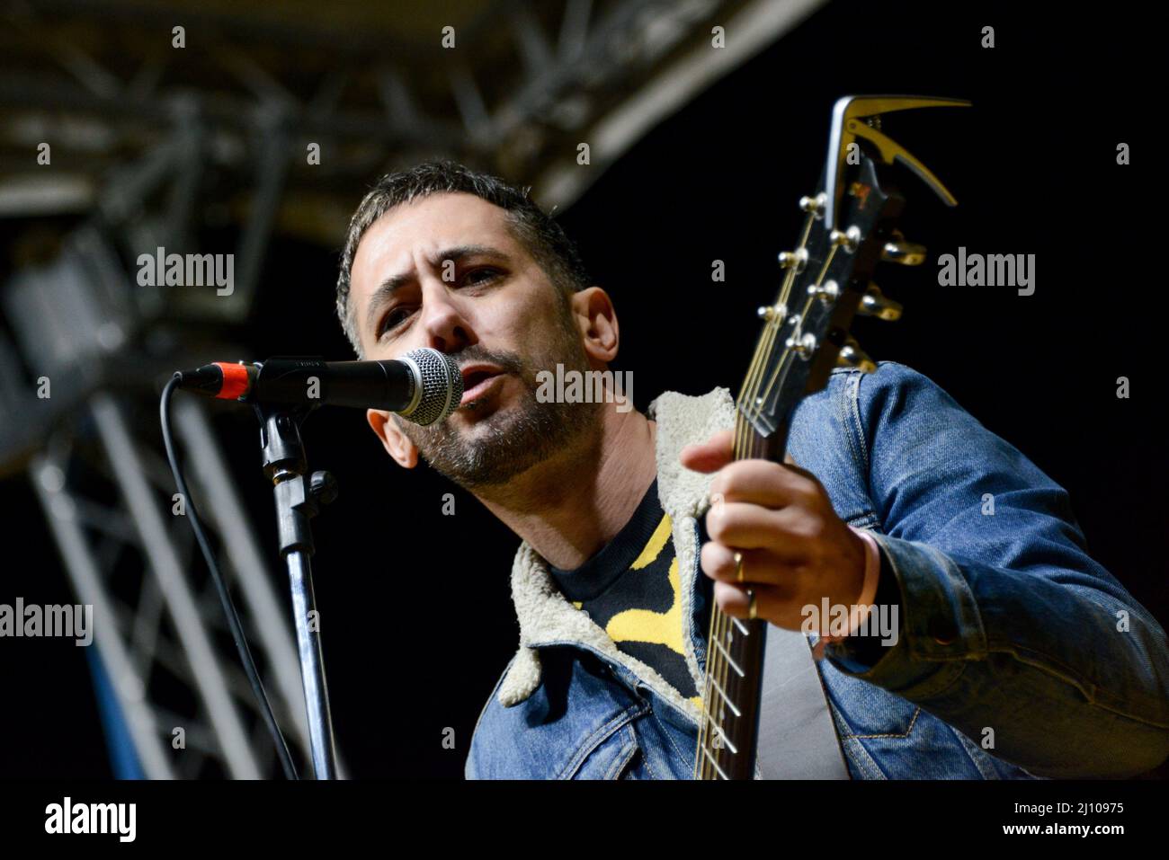 Roma, Italia. 20th Mar 2022. Artu, artista durante 'Together for Peace', manifestazione anti-guerra in Piazza San Govanni, News in Rome, Italy, March 20 2022 Credit: Independent Photo Agency/Alamy Live News Foto Stock