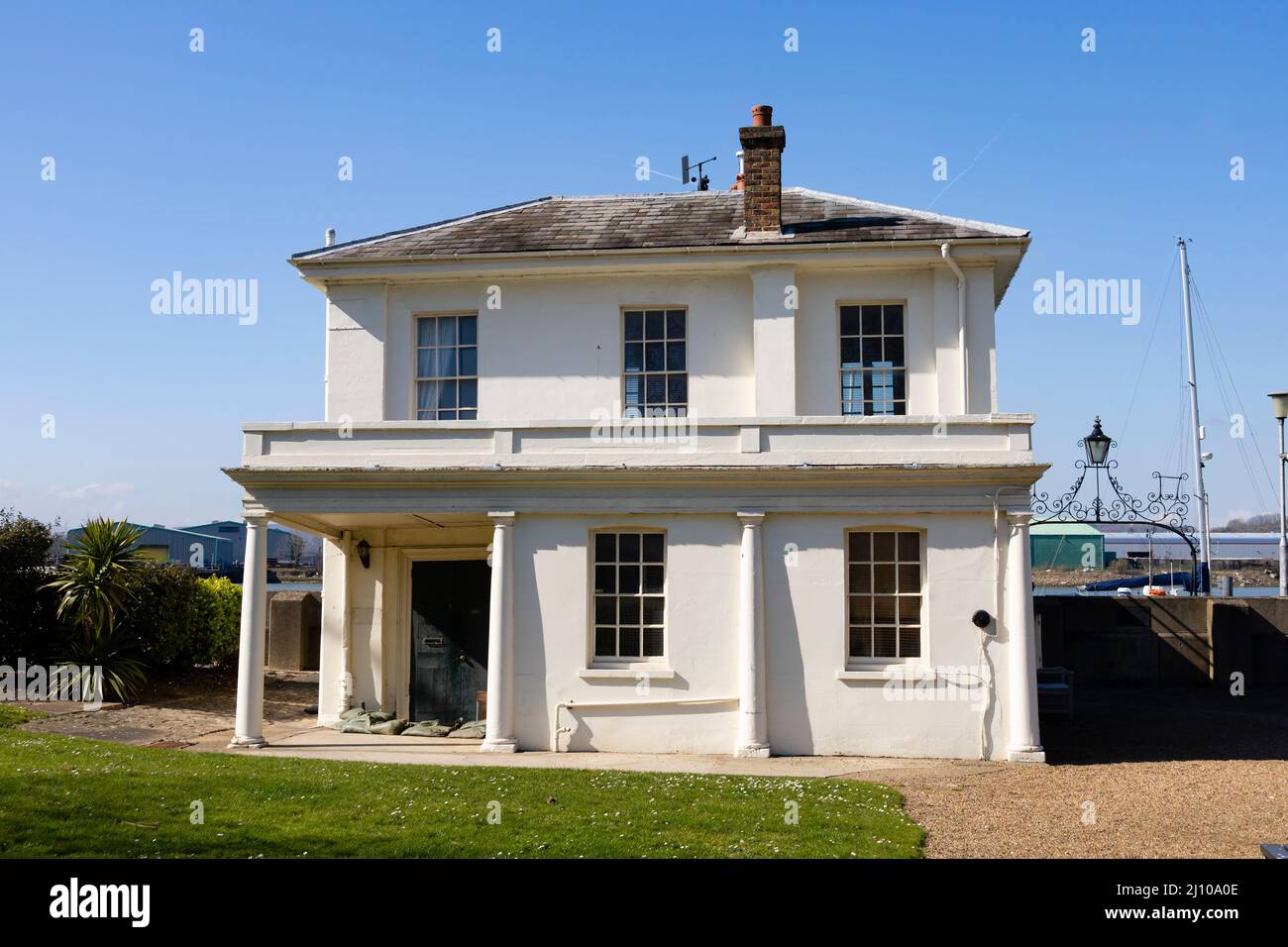 L'edificio dell'ufficio dei vecchi maestri di porto assistente accanto ai gradini e al cancello del Queens. Chatham Historic Dockyard. Kent Inghilterra. Foto Stock