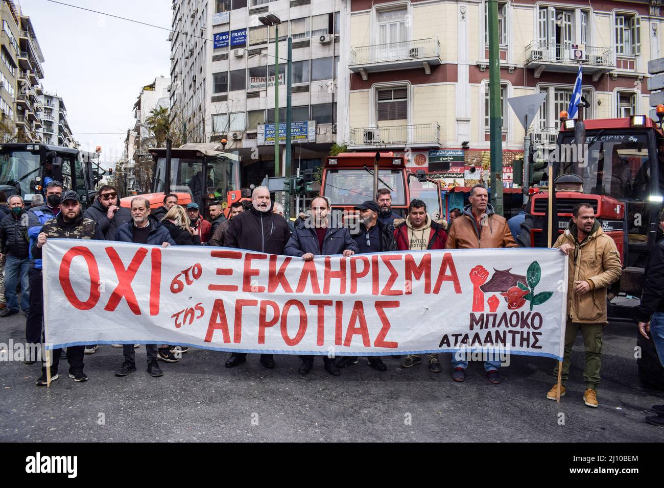 Atene, Grecia. 18th Mar 2022. Gli agricoltori in Grecia detengono un raduno di trattori davanti al Ministero dello sviluppo agricolo che protestava contro un aumento dei costi di produzione. (Credit Image: © Dimitris Aspiotis/Pacific Press via ZUMA Press Wire) Foto Stock