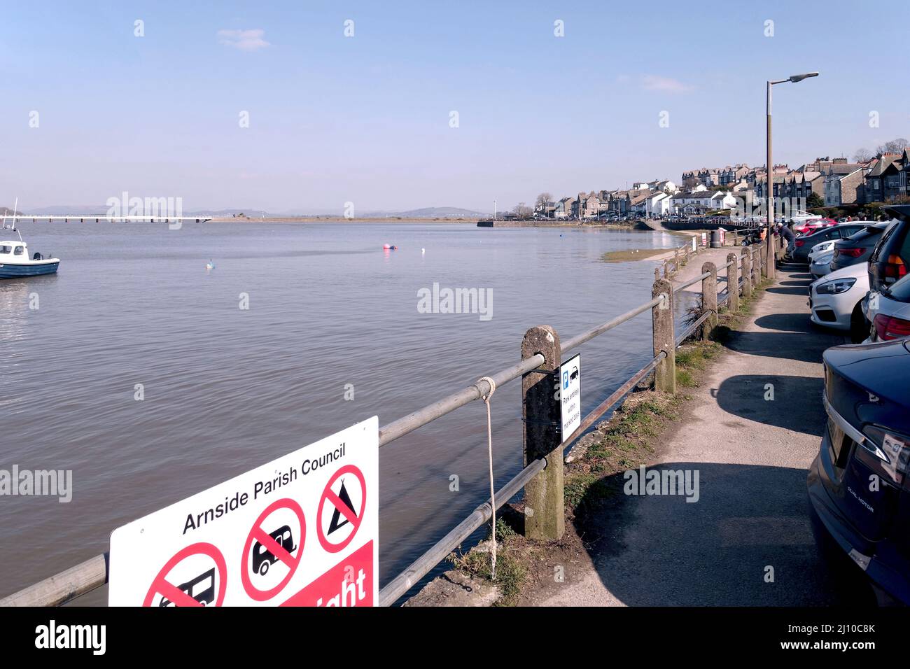 Alta marea ad Arnside, Cumbria, in un luminoso giorno primaverile Foto Stock